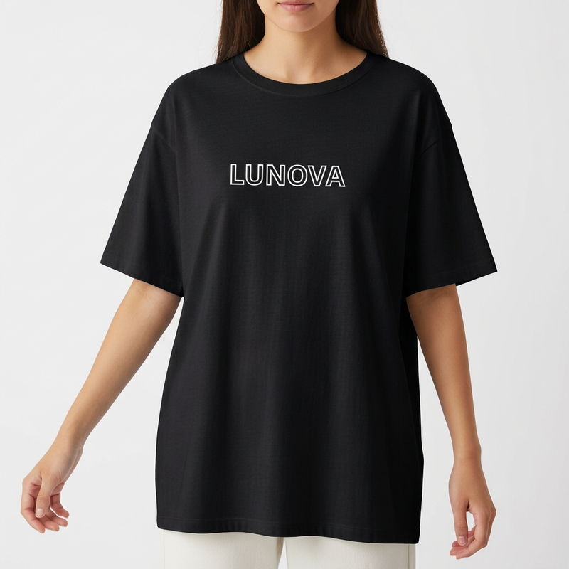 Camiseta com estampa frontal de "LUNOVA" e estampa traseira de lobo artístico com textos "WOLF PASSION" e "LUNOVA".