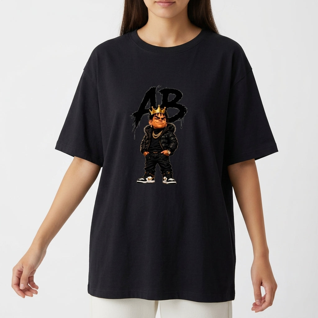 Camiseta com estampa frontal de uma figura caricata vestindo roupas urbanas e uma coroa, com as letras "AB" estilizadas ao fundo.