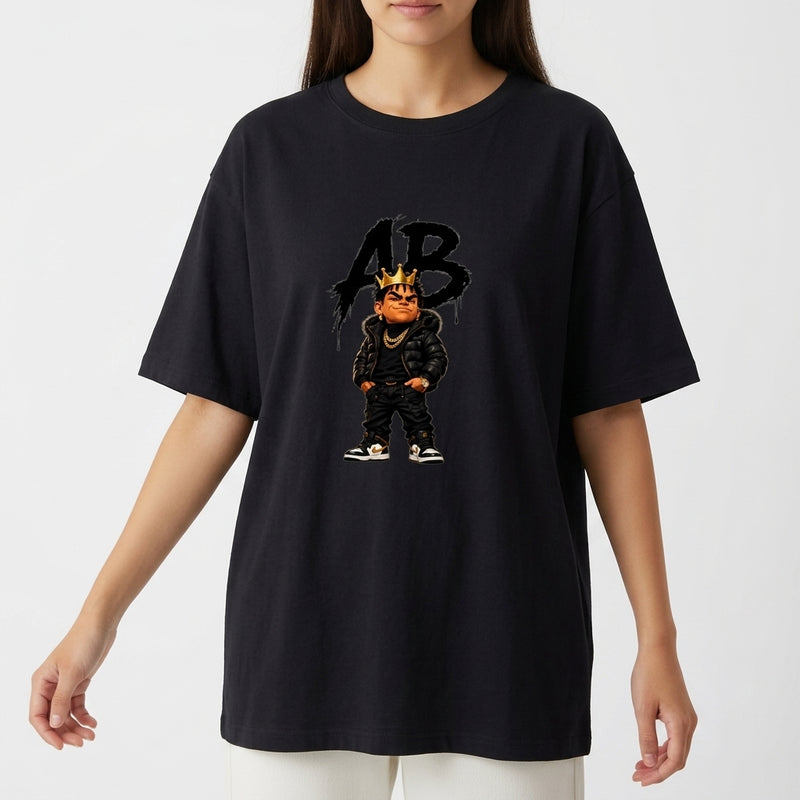 Camiseta com estampa frontal de uma figura caricata vestindo roupas urbanas e uma coroa, com as letras "AB" estilizadas ao fundo.