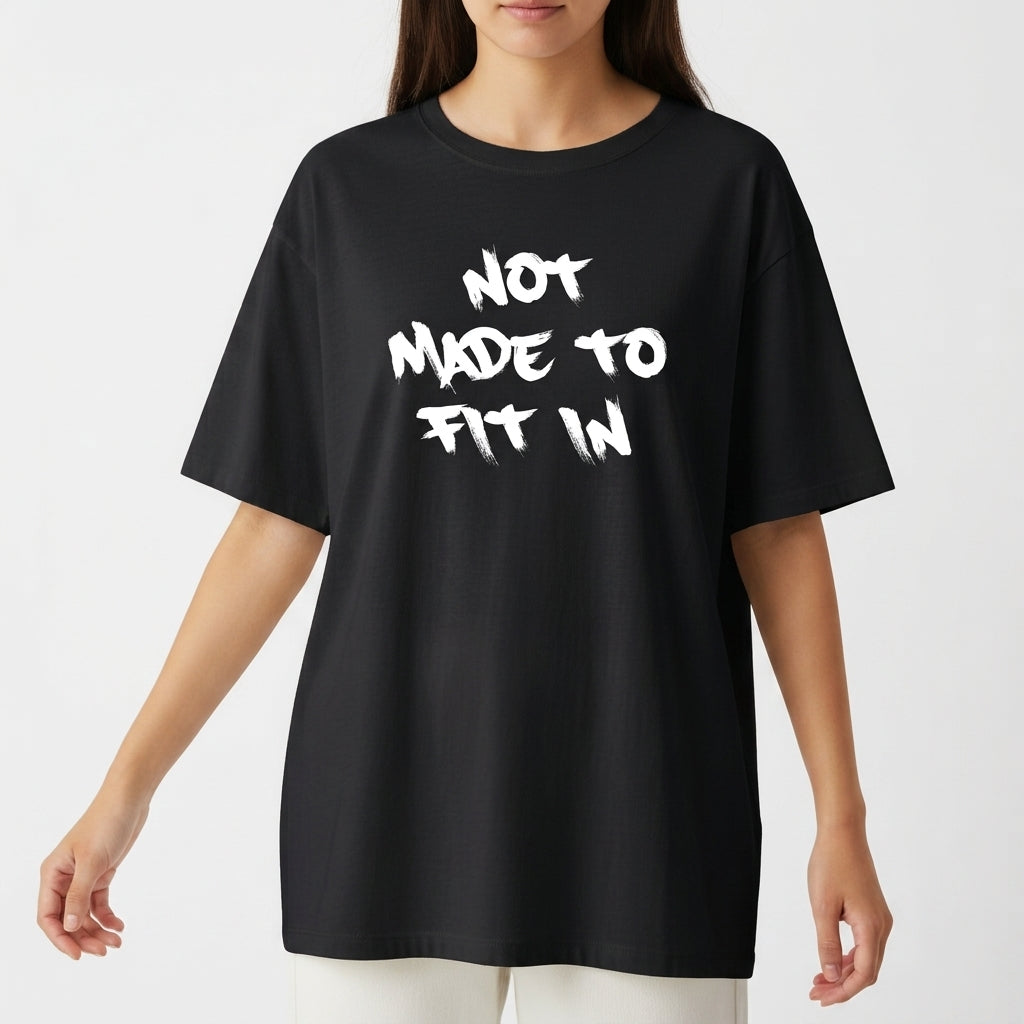 Camiseta com estampa frontal de frase em estilo de letras grandes e arrojadas, transmitindo uma mensagem poderosa.