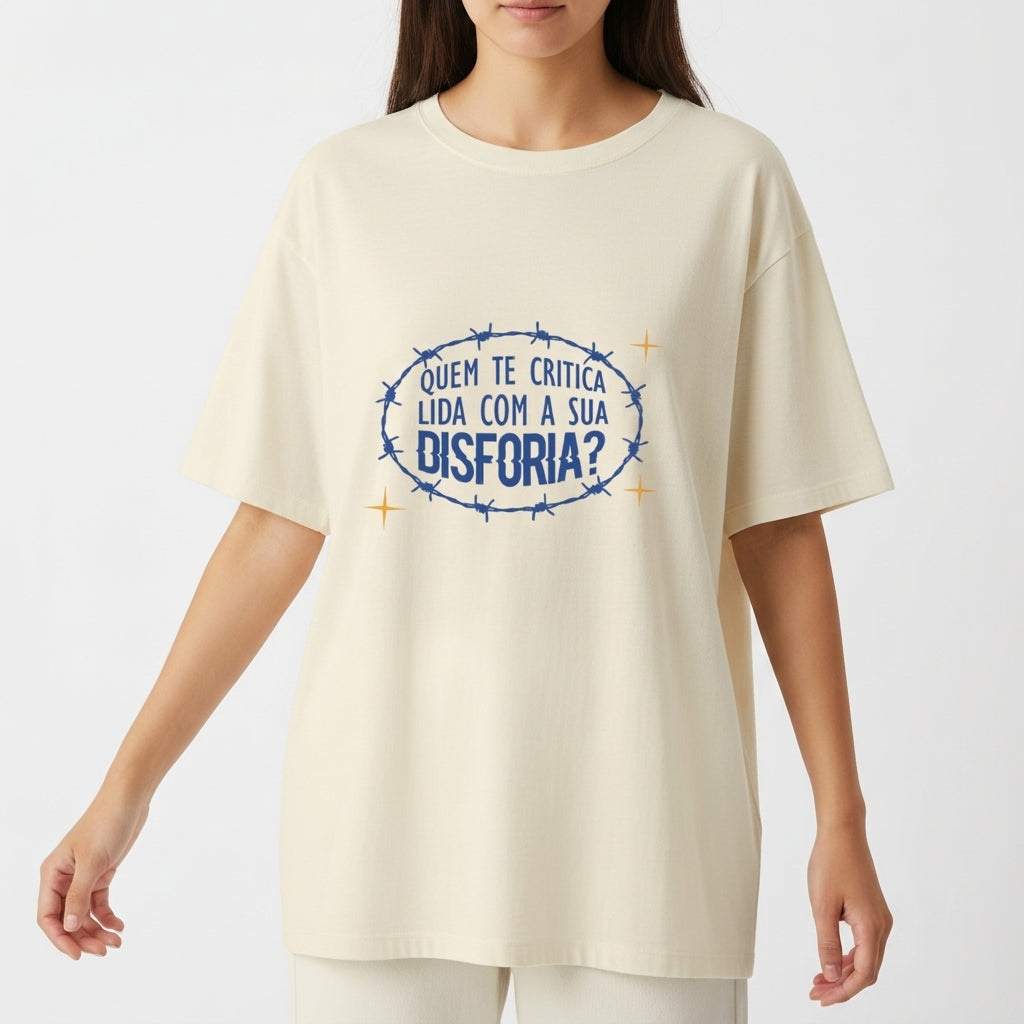 Camiseta com estampa frontal de frase envolta por arame farpado e estrelas e estampa traseira de símbolo estilizado com arame farpado no topo.