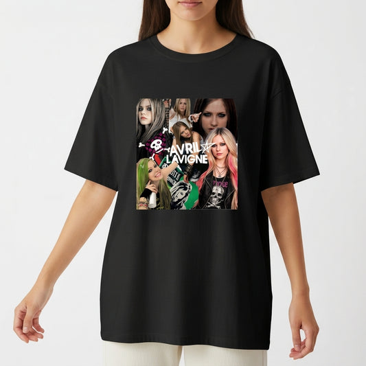 Camiseta com estampa frontal de várias fotos de uma artista em diferentes poses e expressões, com um nome destacado no centro e um pequeno símbolo temático.