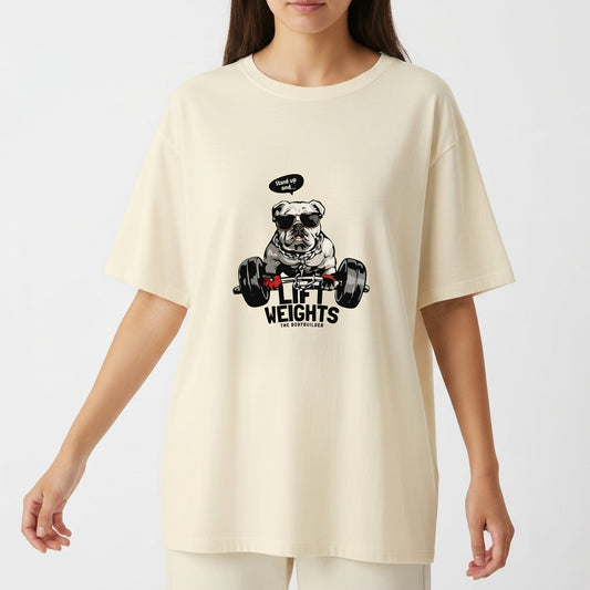 Camiseta com estampa frontal de um buldogue usando óculos de sol e boné, sentado em uma barra de pesos com a frase "LIFT WEIGHTS" destacada embaixo.