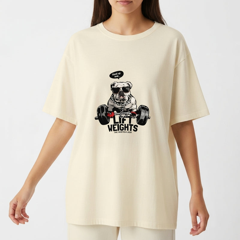 Camiseta com estampa frontal de um buldogue usando óculos de sol e boné, sentado em uma barra de pesos com a frase "LIFT WEIGHTS" destacada embaixo.