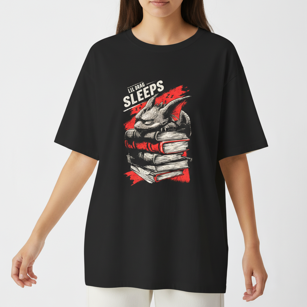Camiseta com estampa frontal de um dragão adormecido empilhado sobre livros, detalhes de "zzz" ao redor, criando um visual de fantasia única e envolvente.