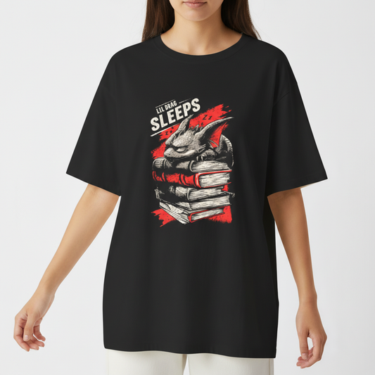 Camiseta com estampa frontal de um dragão adormecido empilhado sobre livros, detalhes de "zzz" ao redor, criando um visual de fantasia única e envolvente.