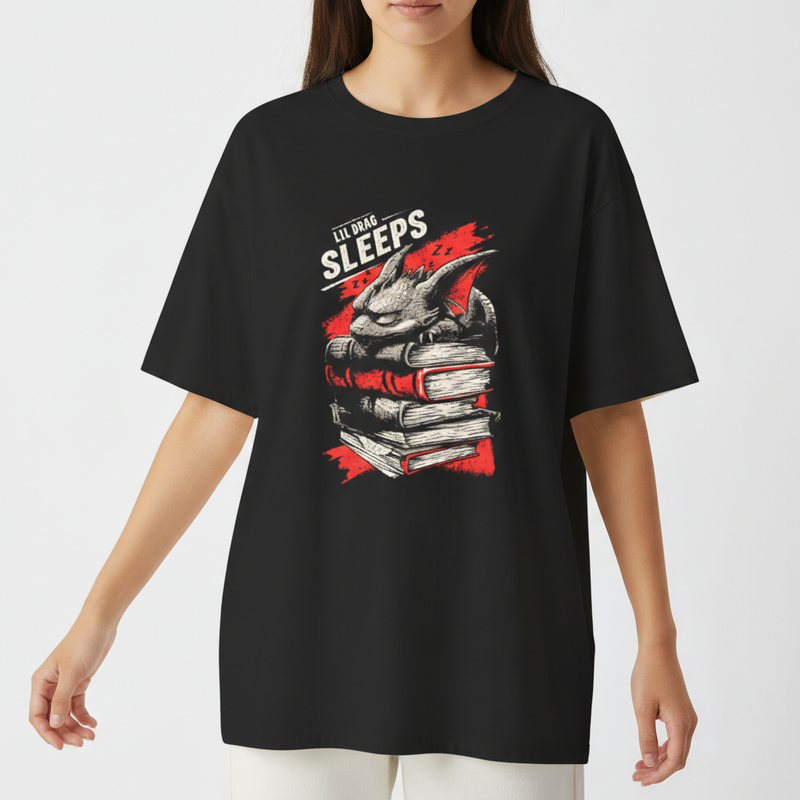 Camiseta com estampa frontal de um dragão adormecido empilhado sobre livros, detalhes de "zzz" ao redor, criando um visual de fantasia única e envolvente.