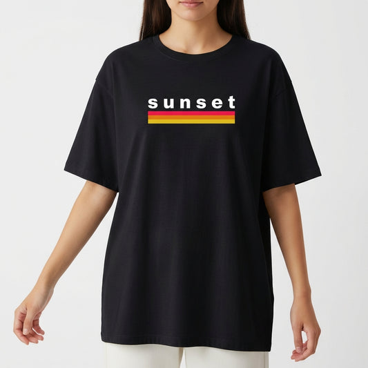 Camiseta com estampa frontal de texto "sunset" em letras minúsculas acima de duas listras horizontais, uma vermelha e outra amarela.