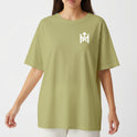 Camiseta com estampa frontal de símbolo geométrico estilizado e estampa traseira de sol sorridente rodeado por folhas e a frase "Elevate Your Frequency".