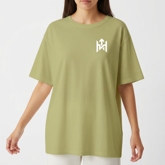 Camiseta com estampa frontal de símbolo geométrico estilizado e estampa traseira de sol sorridente rodeado por folhas e a frase "Elevate Your Frequency".