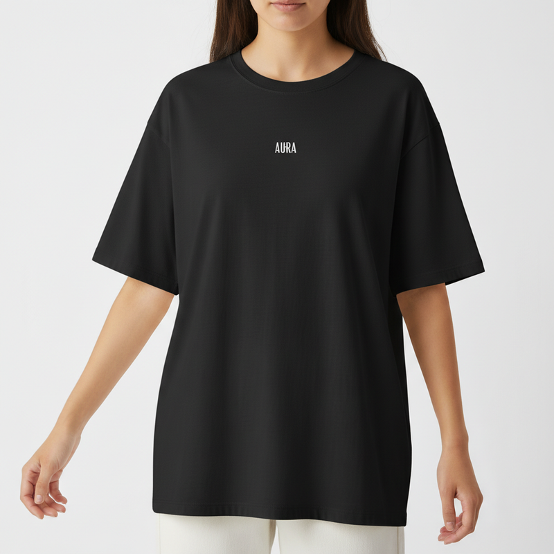 Camiseta com estampa frontal de texto minimalista "AURA" e estampa traseira de gato sentado em trono dourado, com números "+1000" ao redor.