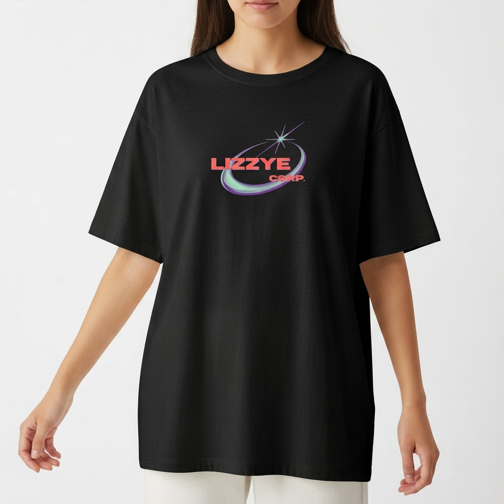 Camiseta com estampa frontal de texto "LIZZYÊ CORP." sobre saturno estilizado, e estampa traseira de átomo estilizado com círculo central destacado.