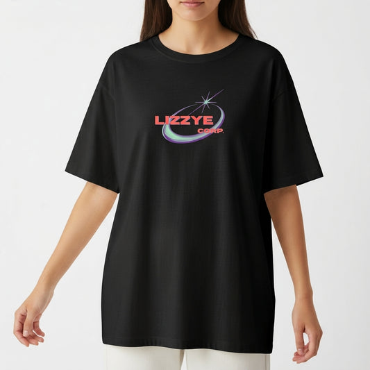 Camiseta com estampa frontal de texto "LIZZYÊ CORP." sobre saturno estilizado, e estampa traseira de átomo estilizado com círculo central destacado.