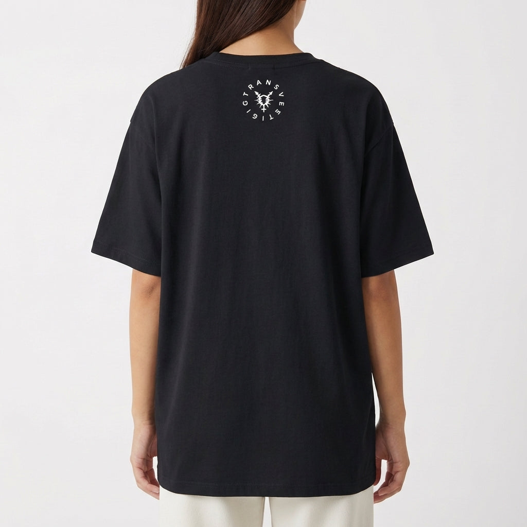 Camiseta com estampa frontal de cavalo de Tróia com símbolo masculino e texto "CAVALO DE TRÓIA DA MASCULINIDADE" e estampa traseira de logotipo circular.
