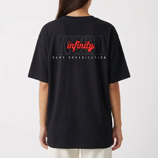 Camiseta com estampa traseira de "VOID" em contorno com "infinity" em destaque no centro, acompanhada pela inscrição "GAME ORGANIZATION" abaixo.