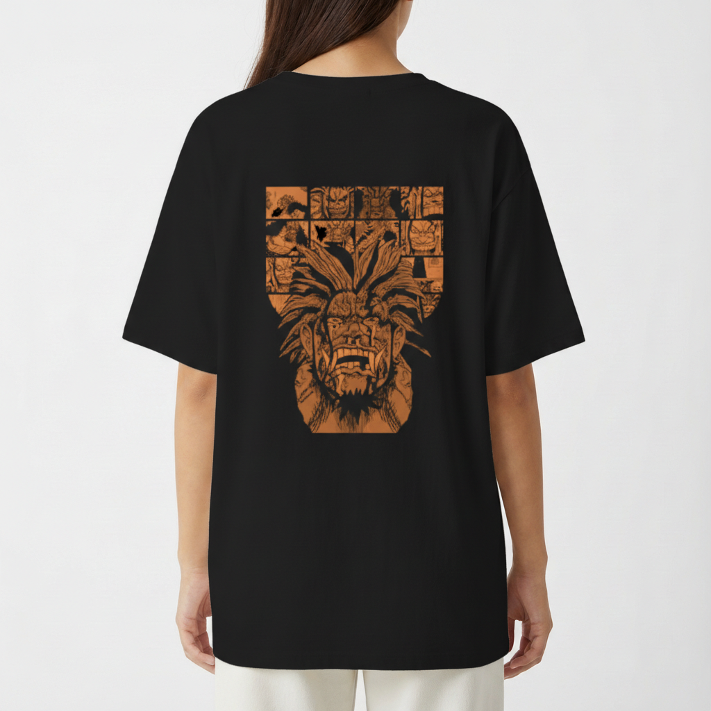 Camiseta com estampa frontal de um rosto detalhado em estilo gráfico e estampa traseira de várias faces em quadrinhos, com destaque para personagem central.