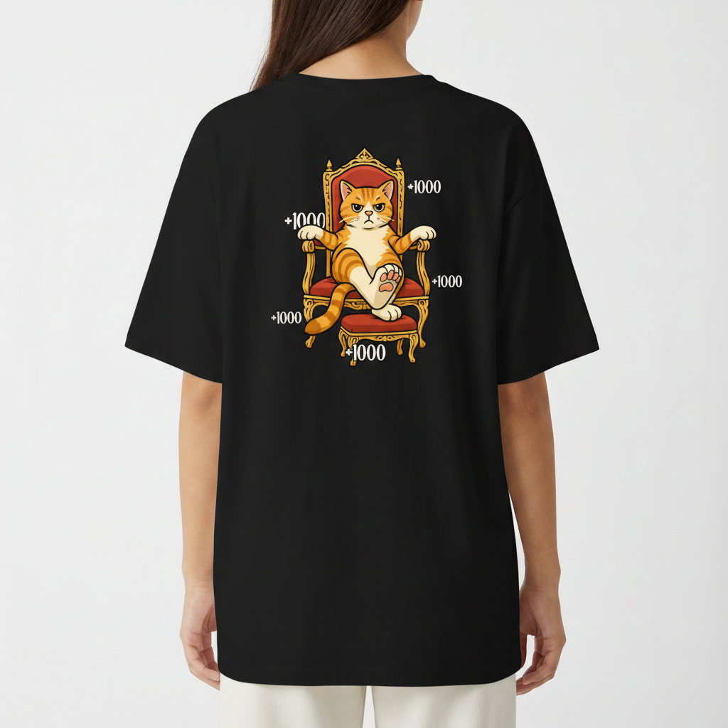 Camiseta com estampa frontal de texto minimalista "AURA" e estampa traseira de gato sentado em trono dourado, com números "+1000" ao redor.