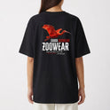 Camiseta com estampa frontal de ave em voo rodeada por texto discreto e estampa traseira de ave vermelha em destaque com texto de estilo moderno.