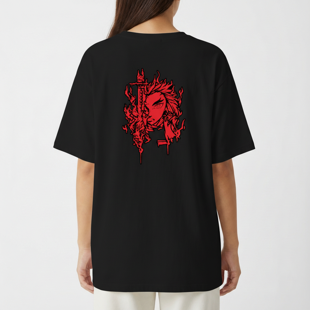 Camiseta com estampa frontal de máscara estilizada pequena e estampa traseira de figura imponente com espada envolta em chamas intensas.