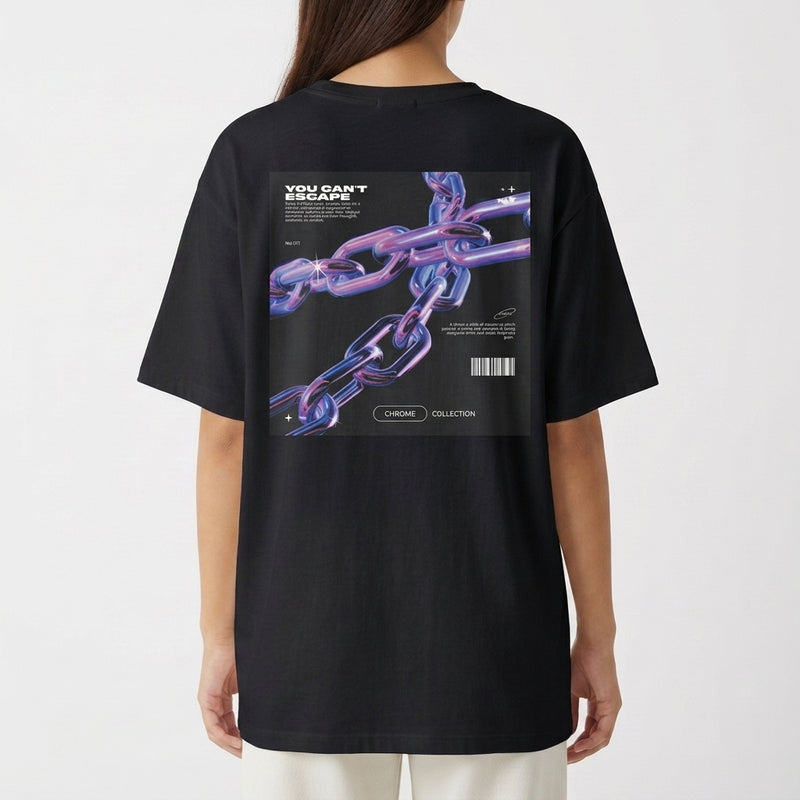 Camiseta com estampa traseira de correntes metálicas entrelaçadas acompanhadas por texto e código de barras, adicionando um toque futurista ao design.