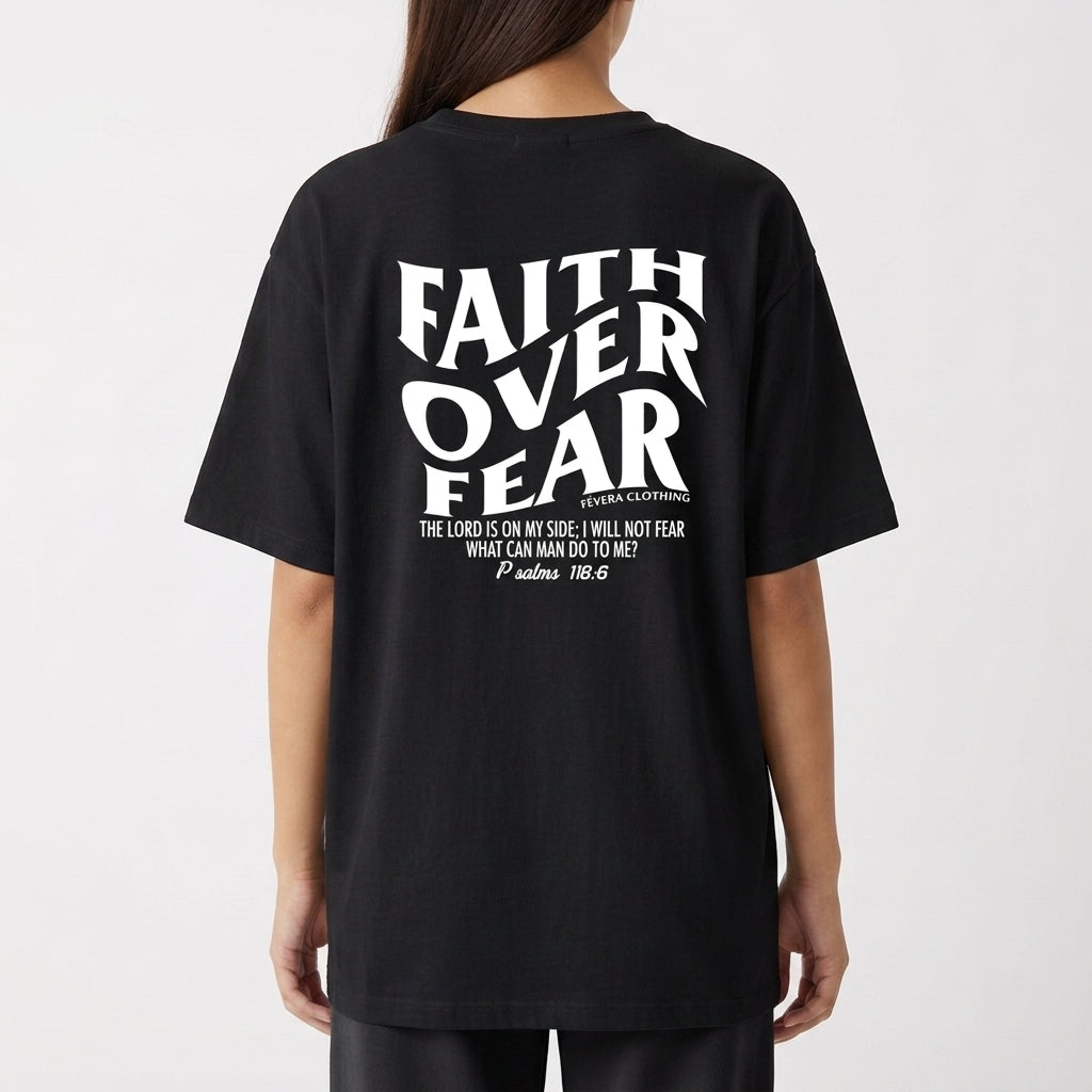Camiseta com estampa frontal de "Faith Over Fear" com detalhes em texto pequeno e estampa traseira de "Faith Over Fear" acompanhada de citação extensa.