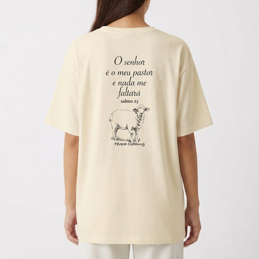 Camiseta com estampa frontal de "Févera Clothing" e estampa traseira de texto bíblico "O senhor é o meu pastor e nada me faltará", salmo 23, e um desenho de ovelha.