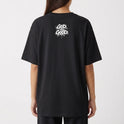 Camiseta com estampa frontal de "Only Jesus Save" acompanhada de "The Life's Good 2026" entre estrelas e símbolos, e estampa traseira de "God is Good".