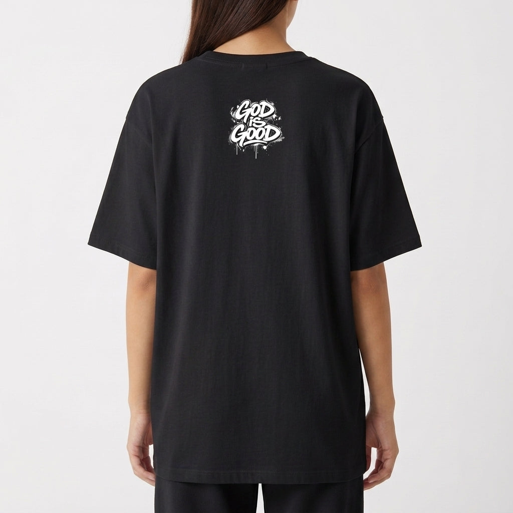 Camiseta com estampa frontal de "Only Jesus Save" acompanhada de "The Life's Good 2026" entre estrelas e símbolos, e estampa traseira de "God is Good".