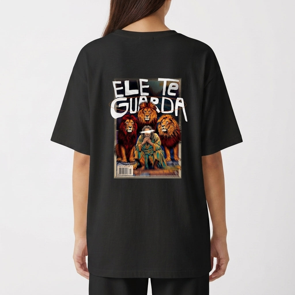 Camiseta com estampa frontal de logotipo oval com texto "eleve" e estampa traseira de ilustração com leões emoldurando uma pessoa e texto "ELE TE GUARDA".
