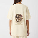 Camiseta com estampa frontal de dragão e fênix junto a texto estratégico, e estampa traseira de dragão detalhado sobre nuvens com textos complementares.