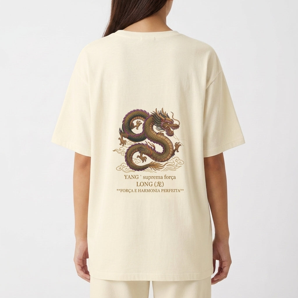 Camiseta com estampa frontal de dragão e fênix junto a texto estratégico, e estampa traseira de dragão detalhado sobre nuvens com textos complementares.