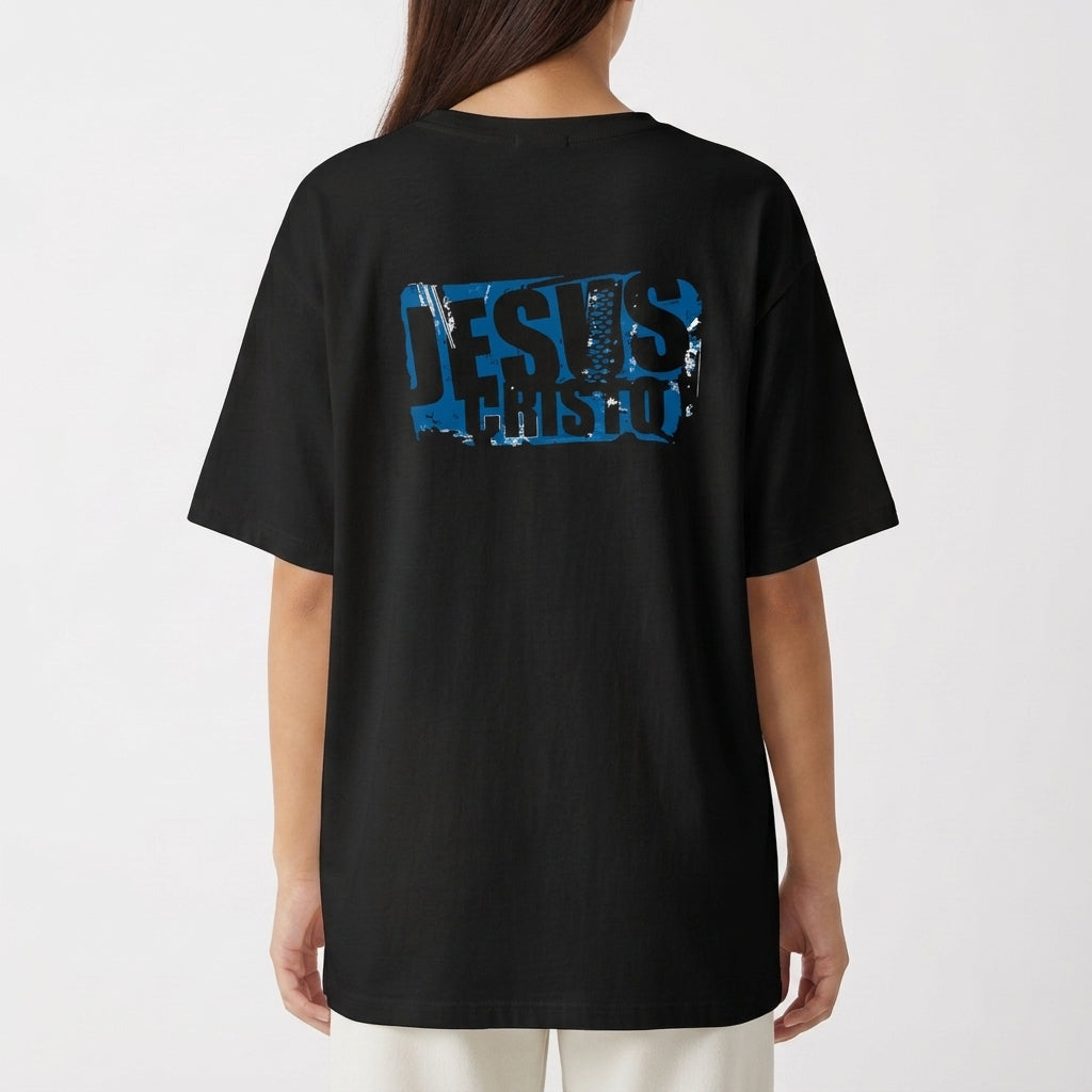 Camiseta com estampa frontal de "Jesus Cristo" em efeito desgastado e estampa traseira ampliada do mesmo motivo com visual rústico.