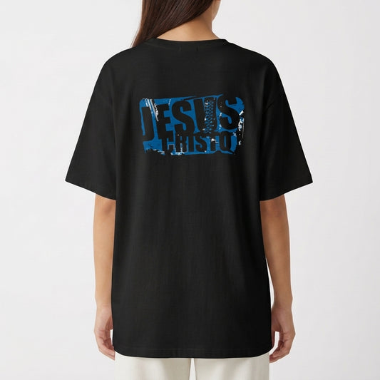 Camiseta com estampa frontal de "Jesus Cristo" em efeito desgastado e estampa traseira ampliada do mesmo motivo com visual rústico.