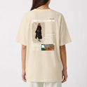 Camiseta com estampa frontal de olhos intensos e nome em destaque, e estampa traseira de personagem estilizado com texo, figuras geométricas e ilustrações.
