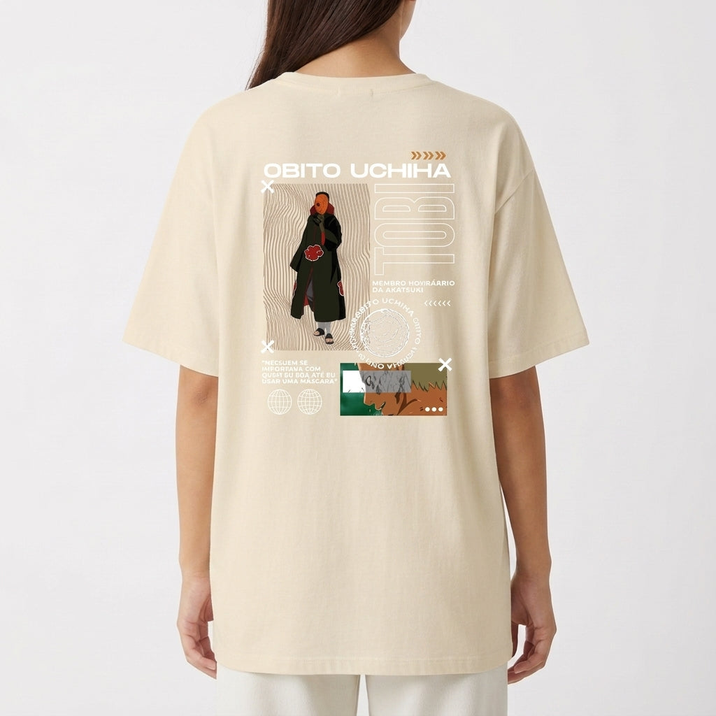 Camiseta com estampa frontal de olhos intensos e nome em destaque, e estampa traseira de personagem estilizado com texo, figuras geométricas e ilustrações.