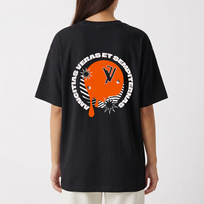 Camiseta com estampa frontal de logotipo estilizado e estampa traseira de logotipo em fundo laranja com texto latino ao redor, detalhes de estrelas e linhas.