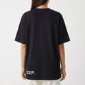 Camiseta com estampa traseira de "VOID INFINITY" em caracteres estilizados, localizados na parte inferior esquerda.