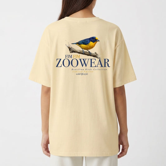 Camiseta com estampa frontal de um pássaro sobre um galho, rodeado por um texto circular e estampa traseira de um pássaro com texto "Fim Fim Zoowear".