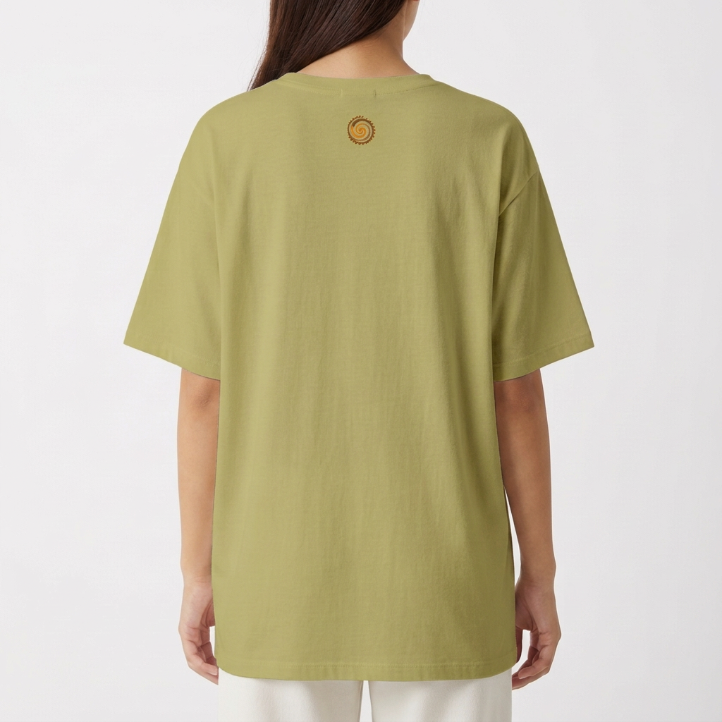 Camiseta com estampa frontal de texto "Forró é patrimônio" no lado superior esquerdo e estampa traseira de pequeno círculo ornamental no centro do colarinho.