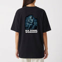 Camiseta com estampa frontal de texto "OLD SCHOOL WORSHIP" e estampa traseira de figura clássica tocando lira, com texto "OLD SCHOOL WORSHIP".