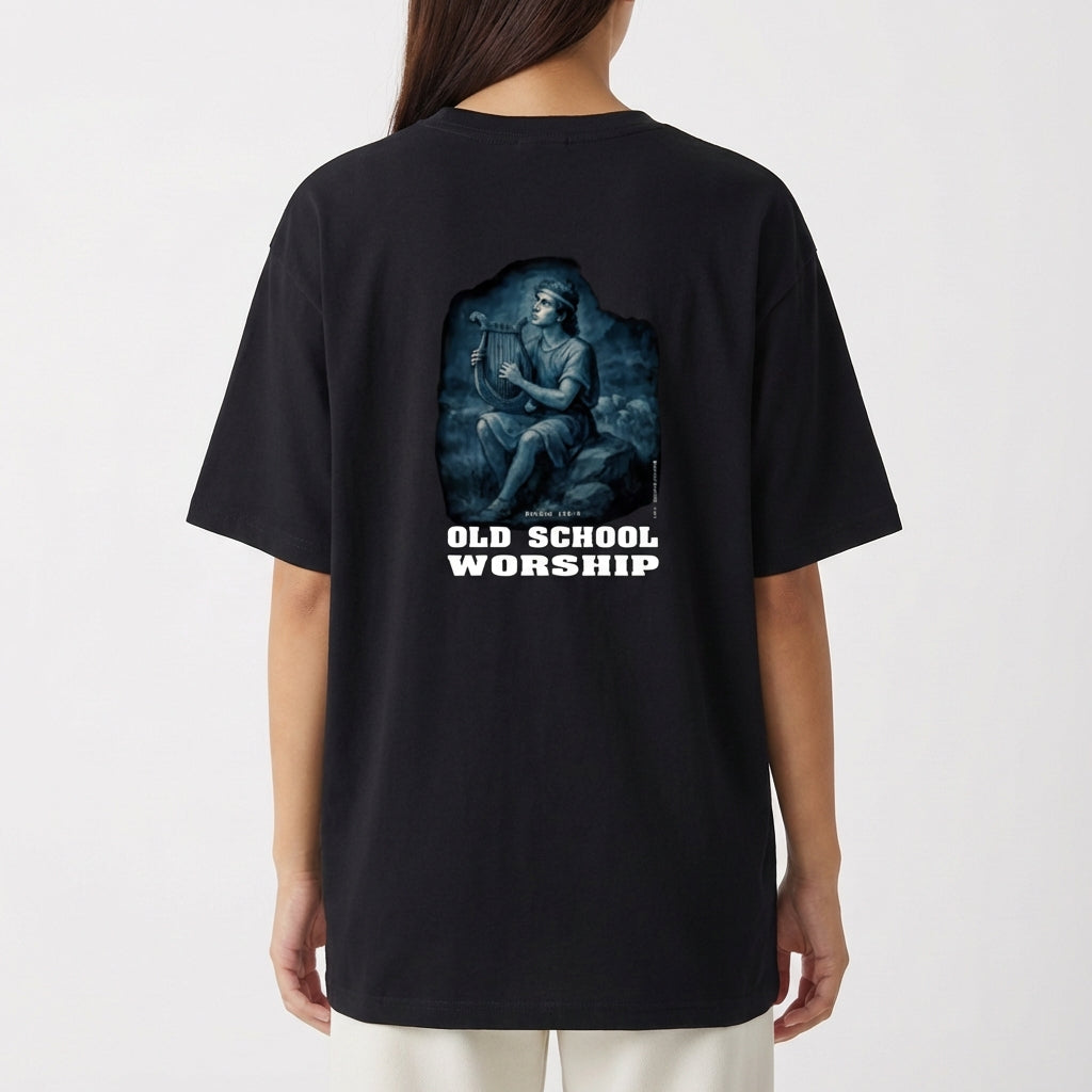 Camiseta com estampa frontal de texto "OLD SCHOOL WORSHIP" e estampa traseira de figura clássica tocando lira, com texto "OLD SCHOOL WORSHIP".