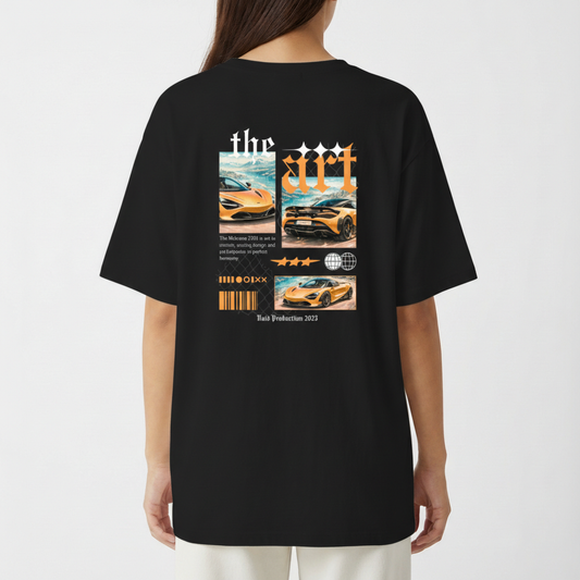 Camiseta com estampa traseira de montagem gráfica com carros esportivos sobre fundo de nuvens, texto estilizado "the art", e elementos geométricos decorativos.