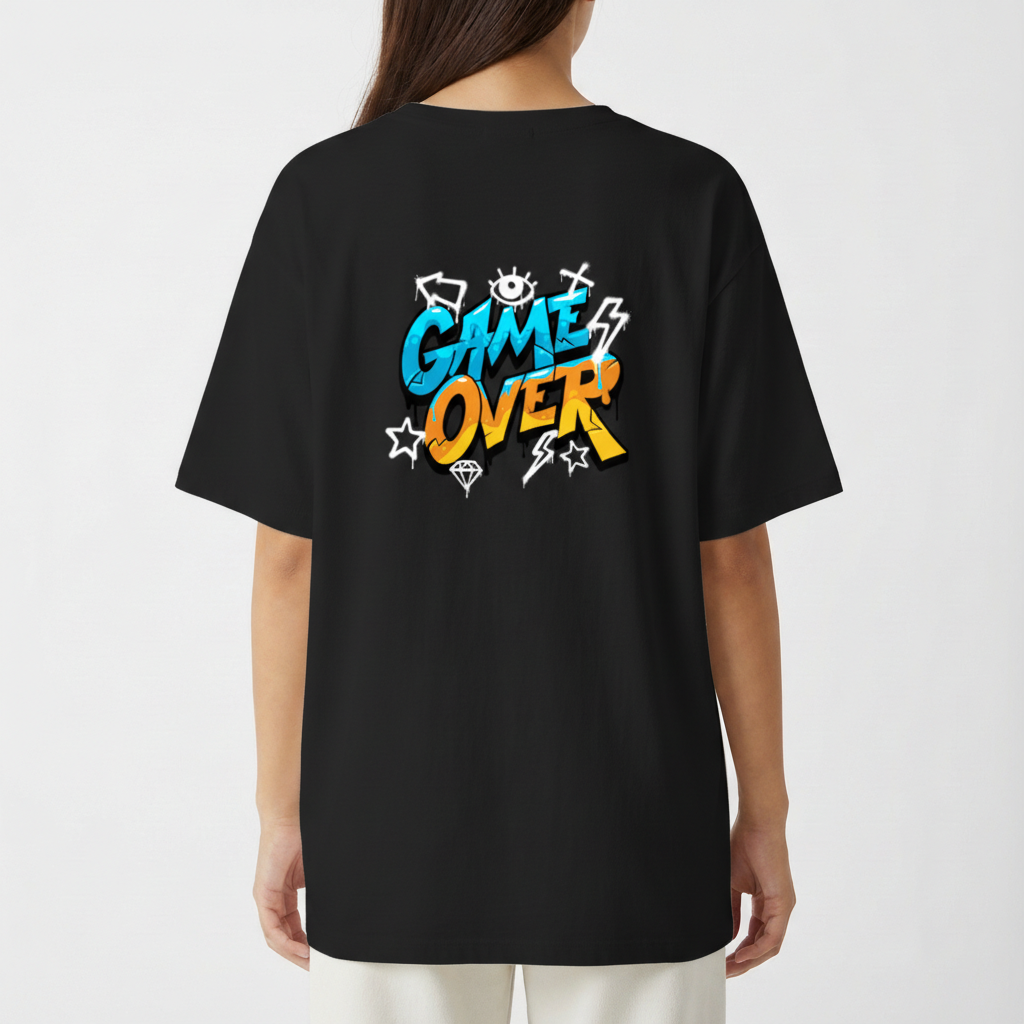Camiseta com estampa traseira de "GAME OVER" em estilo grafite, cercada por elementos como raios, estrelas, olhos e um diamante de forma estilizada.
