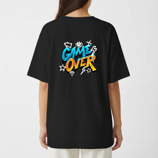 Camiseta com estampa traseira de "GAME OVER" em estilo grafite, cercada por elementos como raios, estrelas, olhos e um diamante de forma estilizada.