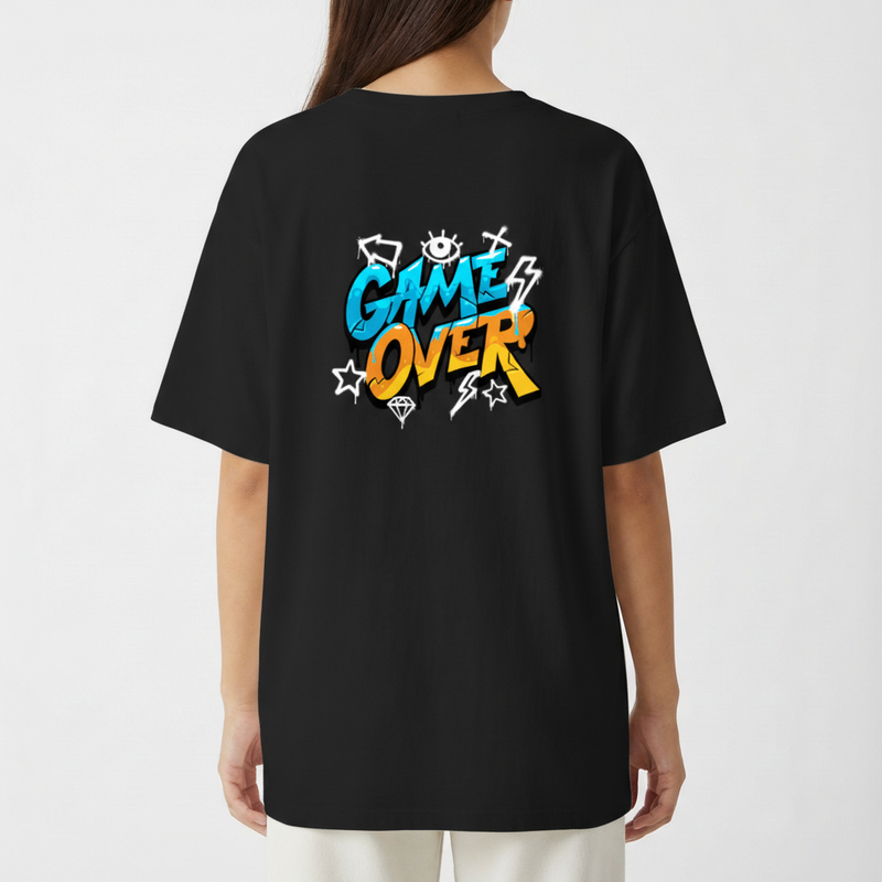 Camiseta com estampa traseira de "GAME OVER" em estilo grafite, cercada por elementos como raios, estrelas, olhos e um diamante de forma estilizada.