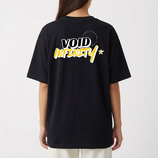 Camiseta com estampa traseira de "VOID INFINITY" em fonte estilizada, acompanhada de pequeno texto circular "STREET RACING CLUB" e uma estrela ao lado.
