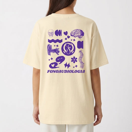 Camiseta com estampa frontal de símbolo estilizado entre parênteses e estampa traseira de elementos fonoaudiológicos, como cérebro, orelha e logo central.