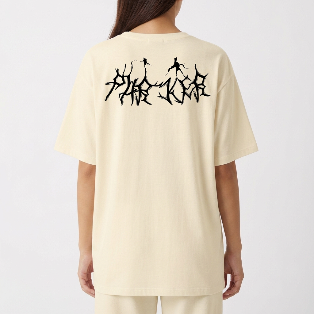 Camiseta com estampa frontal de logotipo com letras estilizadas em tamanho reduzido e estampa traseira de letras grandes em estilo abstrato e arrojado.