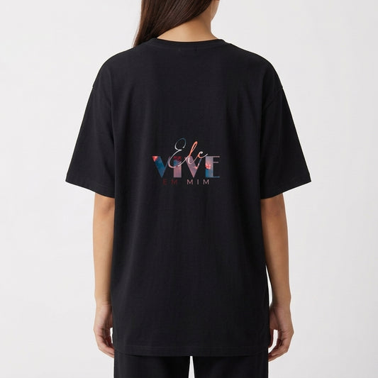 Camiseta com estampa frontal de "Verbo" estilizado centralizado e estampa traseira de frase artística "Ele Vive em Mim" com design tipográfico elegante.
