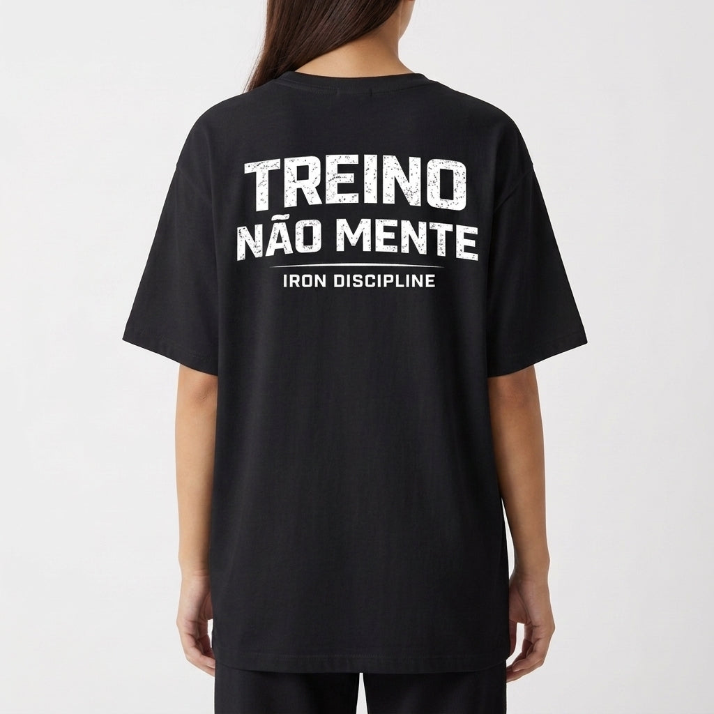 Camiseta com estampa frontal de "IRON DISCIPLINE" em estilo metálico e estampa traseira de "TREINO NÃO MENTE" em letras grandes, acompanhada por "IRON DISCIPLINE".